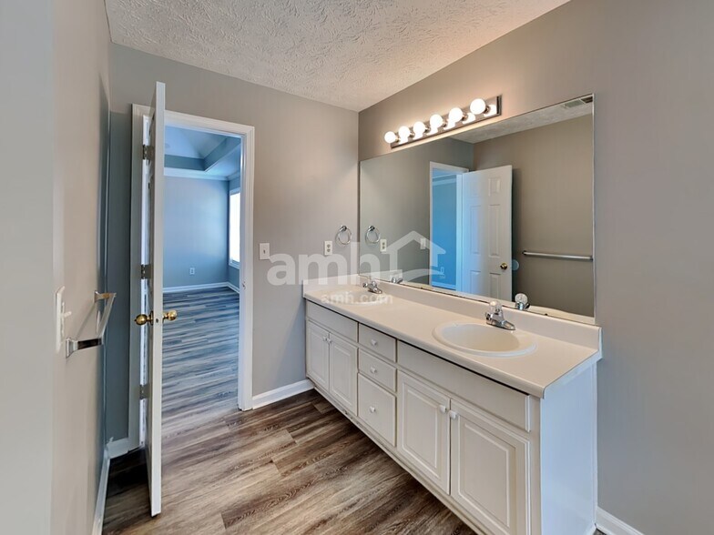 Building Photo - 2025 Graybrook Dr