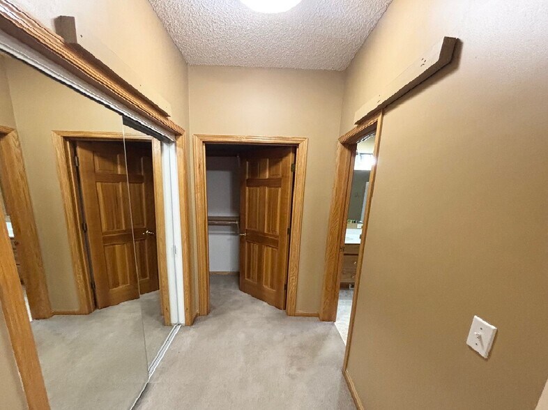 Building Photo - 15014 Valley View Pl