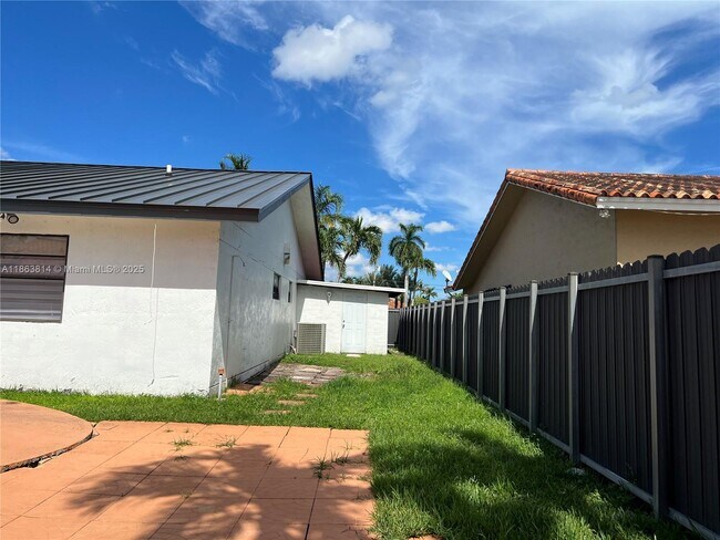 Building Photo - 3010 SW 132nd Ave