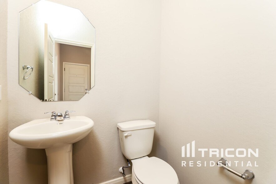 Building Photo - 13520 Paxton Blvd