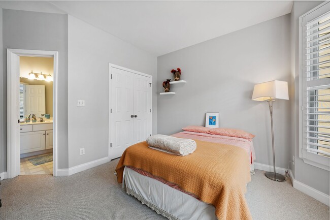 Building Photo - Fully Furnished 2 Bed, 2 Bath Townhome-AVA...