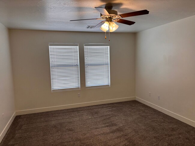 Building Photo - 4 bed | 2 1/2 bath | 2 car garage in Deser...