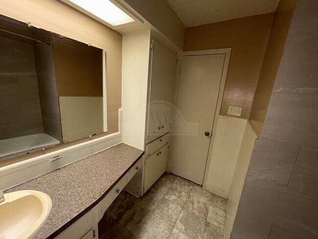 Building Photo - 1302 Becker Dr