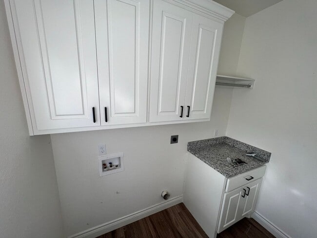 Building Photo - Easy Living with AMRR: Beautiful 4-Bedroom Home Near HEB