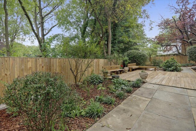 Building Photo - Beautiful 4 BR 3 BA home in quiet neighbor...