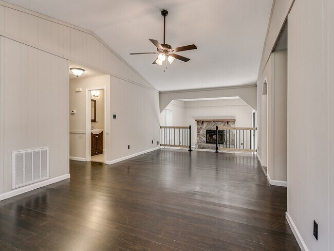 Building Photo - Spacious 3-Bed Home in District 6! Private...