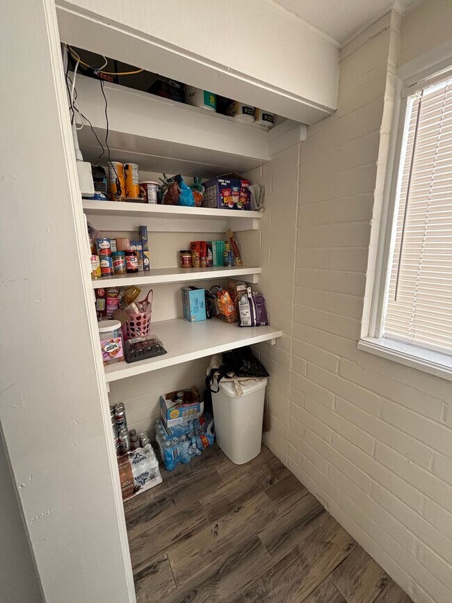 Building Photo - R1026 University Heights