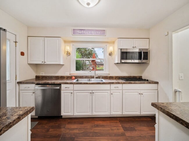 Building Photo - 122 E Crescent Ave