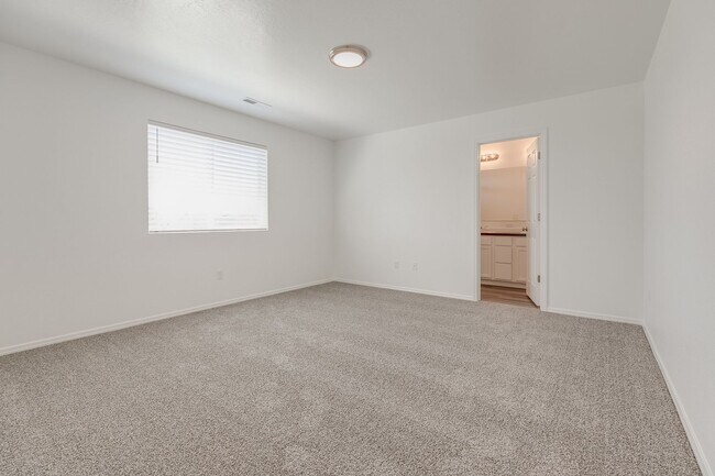 Building Photo - 3 Bedroom Townhome Available