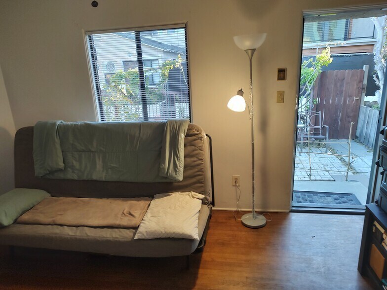 Queen size futon, lots of light - 830 Island Ct