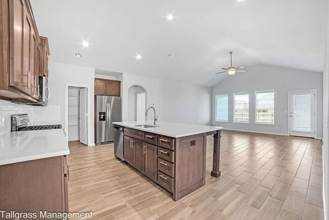 Building Photo - A Blend of Modern Luxury and Comfort
