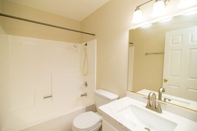 Building Photo - 932 Oak Glen Ln