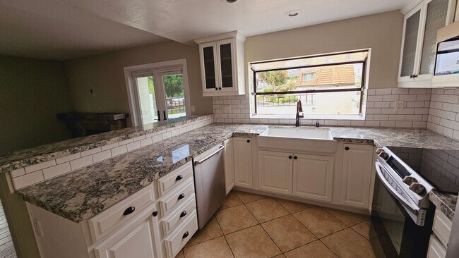 Building Photo - CESPED - AMAZING VIEWS, LUXURY UPDATED 4 BR HOME IN TIERRASANTA