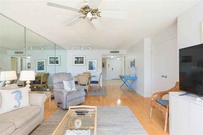 Building Photo - 6080 Bahia Del Mar Cir N