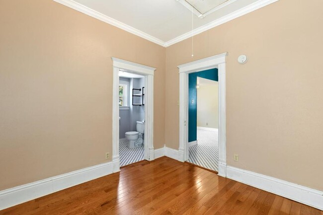 Building Photo - 2220 W Kiowa St