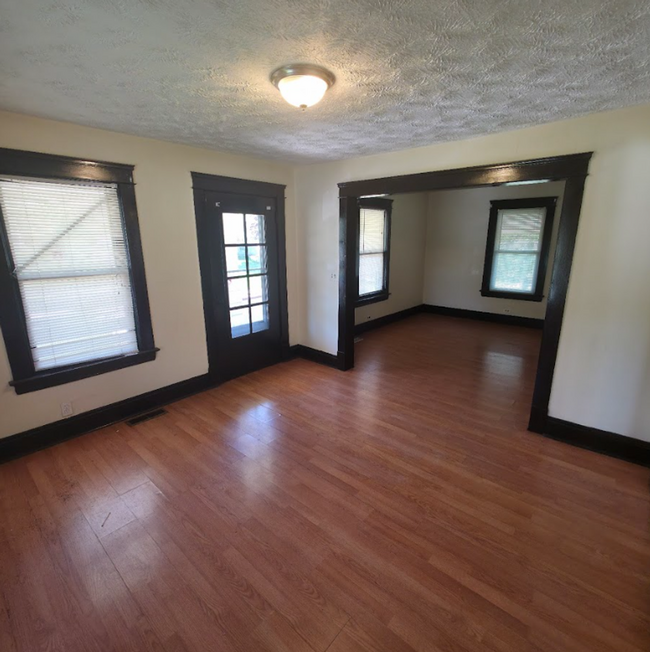 Building Photo - Single Family Home 2 beds 1 bath Available...