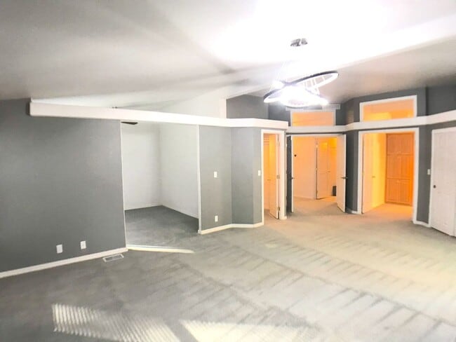 Building Photo - Jemez Mountains 3 bedroom with an open layout and large living areas and kitchen.
