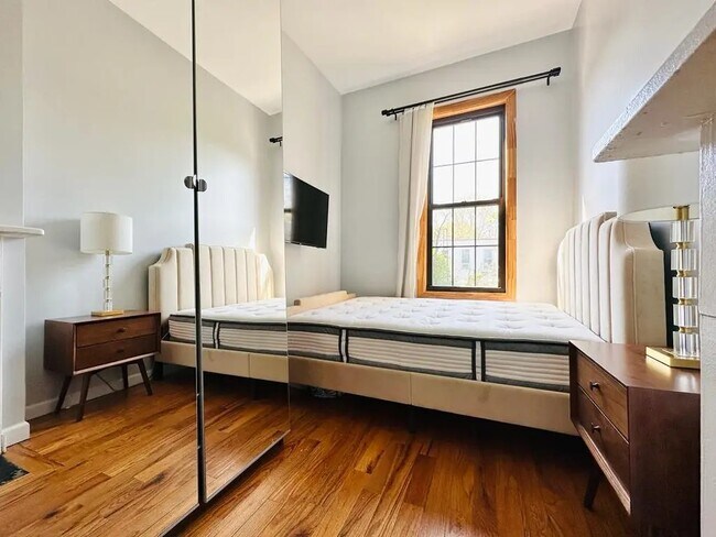 Building Photo - Furnished room/NOT APARTMENT