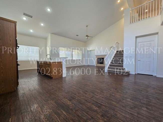 Building Photo - NORTHWEST BEAUTY! 3 Bed + Loft + Den! NEW PAINT/CARPET!
