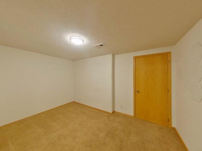 Building Photo - 804 N Longview Ct