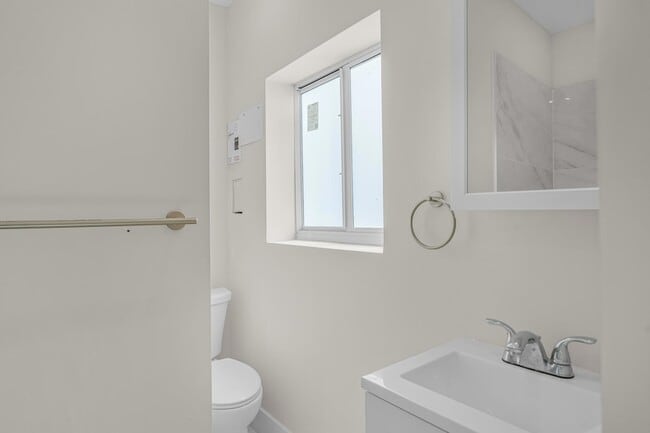 Building Photo - 724 NE 2nd St