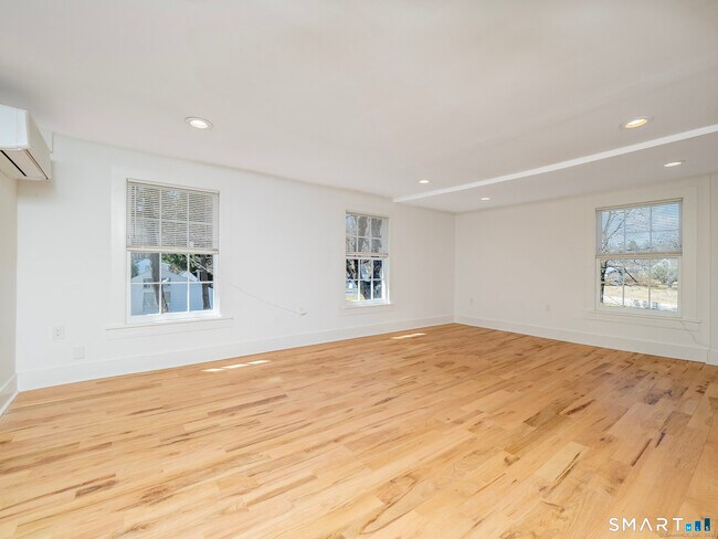 Building Photo - 523 Danbury Rd