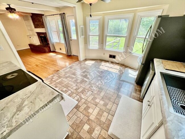 Building Photo - Lovely Home In Nall Hills-Available NOW!