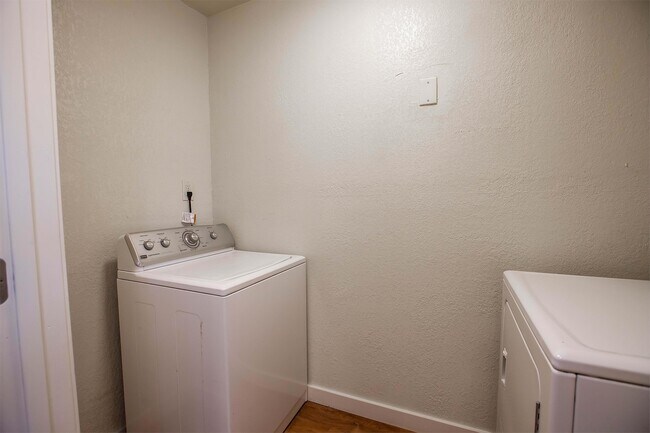 Building Photo - 1412 Hartford Rd