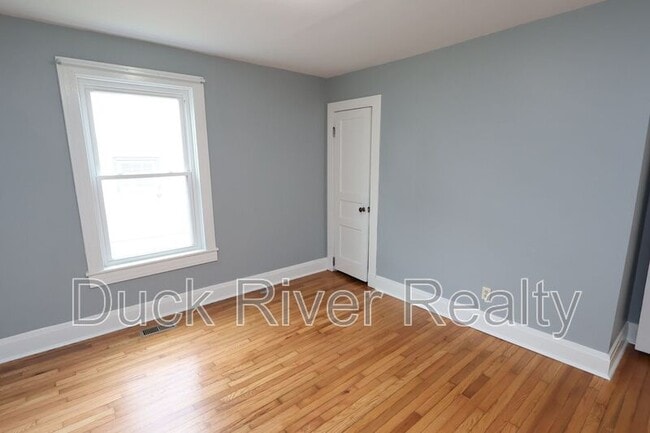 Building Photo - 504 W 6th St