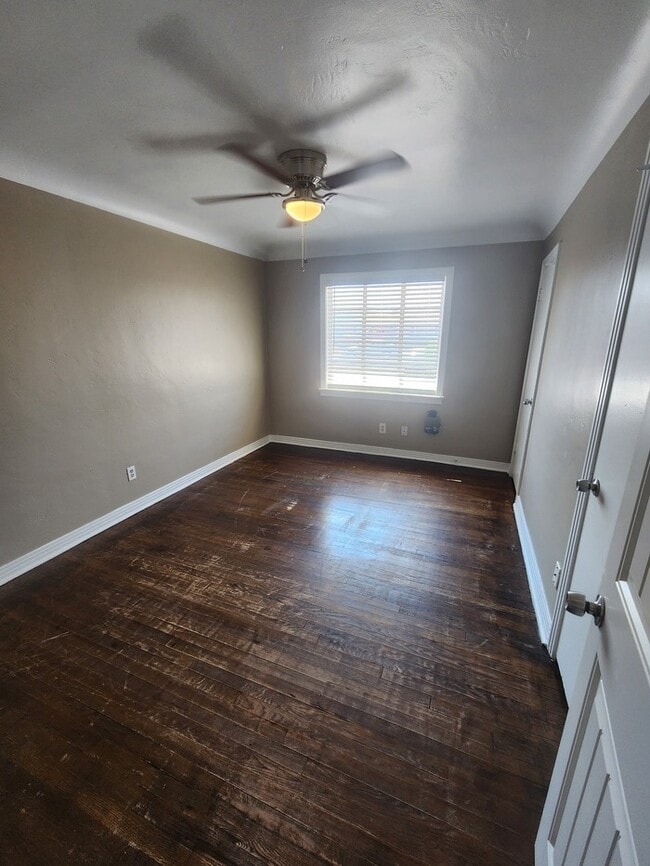 Building Photo - 3 bed 1 bath home, move in ready!