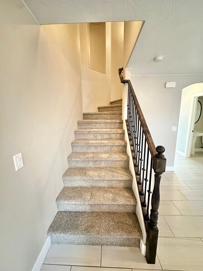 Building Photo - Desert Hills Gem!