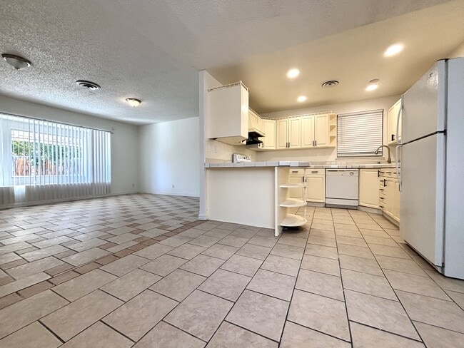 Building Photo - 5813 Iris Ave