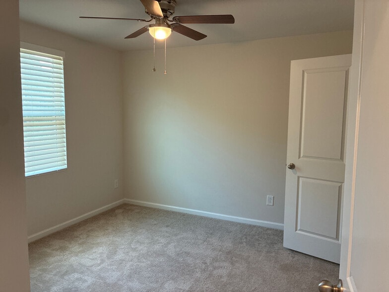 Building Photo - Room in House on Bark Way