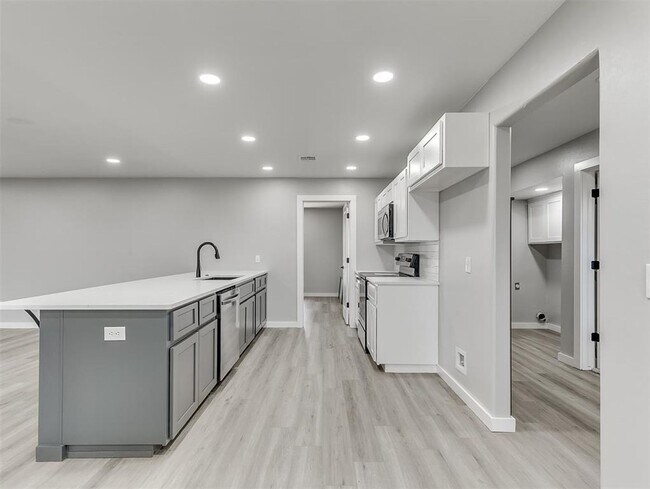 Building Photo - Look at this beautiful home!! 4 bed, 3 full baths!