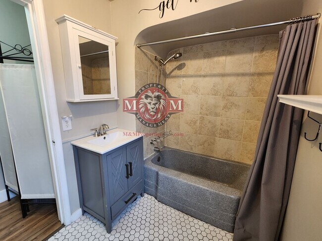 Building Photo - Cozy 1 Bd 1 Bath Remodeled Duplex
