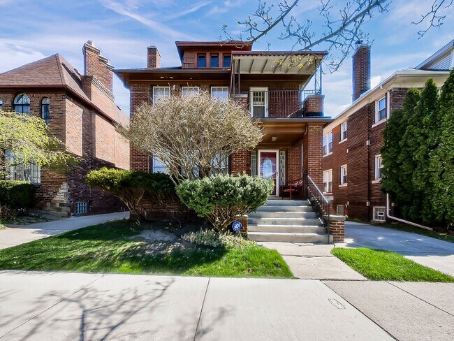 Building Photo - Welcome to this beautiful 2 bedroom, 2 bat...