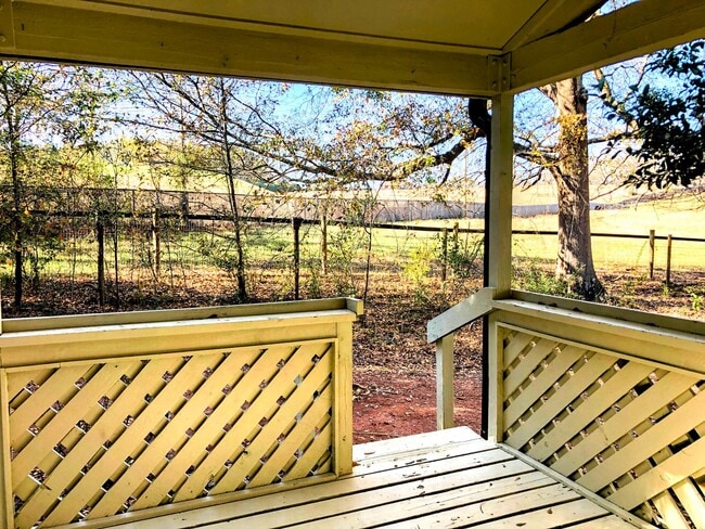 Building Photo - 3 bedroom 2.5 bathroom Home Near UGA and on the UGA Busline!