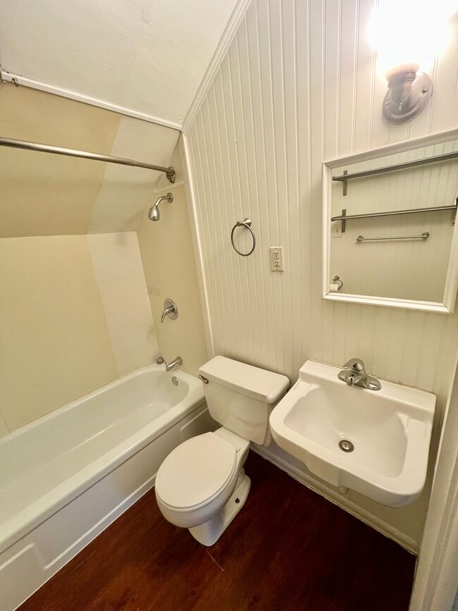 Building Photo - Inglewood 1 Bedroom Upstairs Apartment $10...