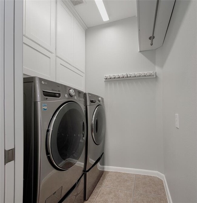 Building Photo - 2 E Pipers Green St