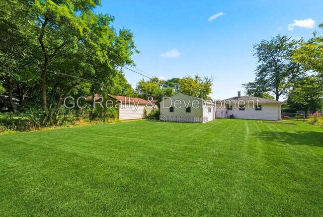 Building Photo - 2804 School Dr