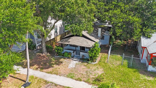 Building Photo - Spacious 2bdrm/1bath home with detached ga...