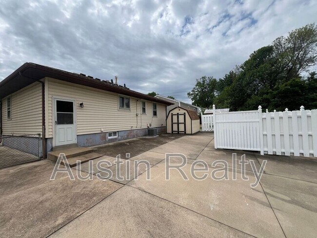 Building Photo - 4419 Lindscott Ave