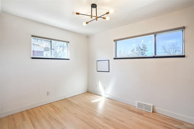 Building Photo - "Spacious 5-Bedroom Gem with 3 Full Baths in Arvada"