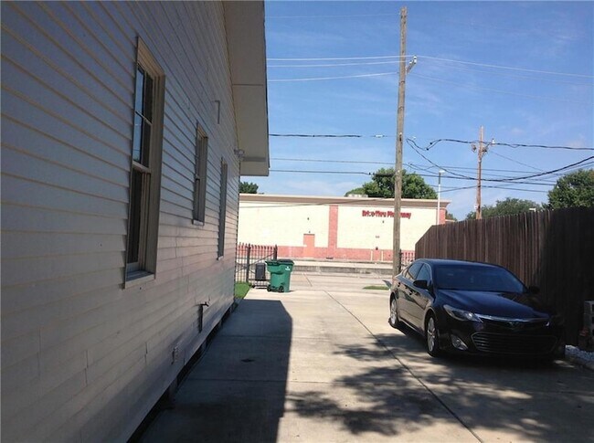 Building Photo - 317 Deckbar Ave