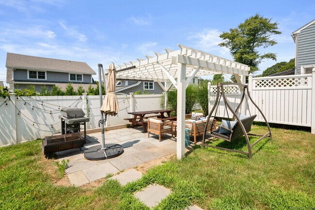 Building Photo - 33 Billow Rd