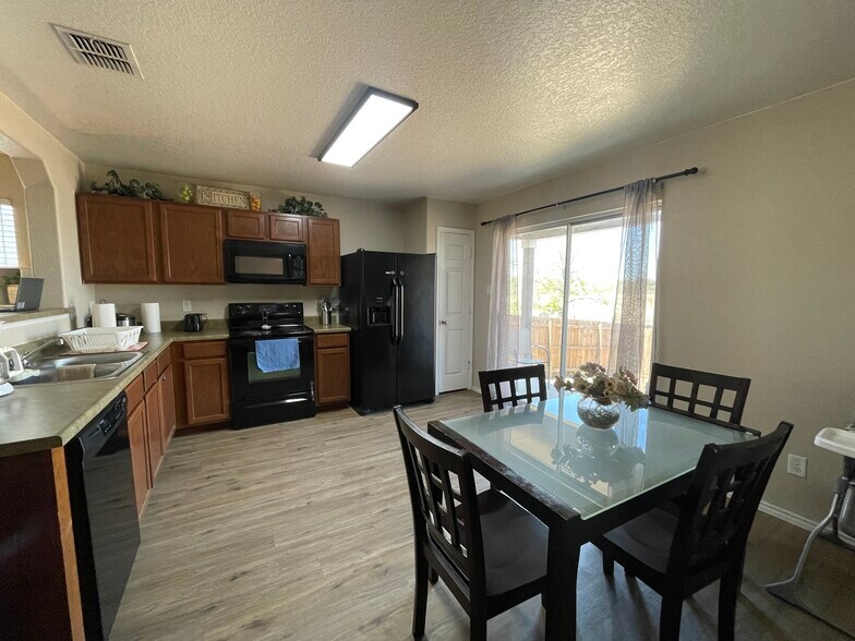 Shared Kitchen - 10915 Rustic Cedar