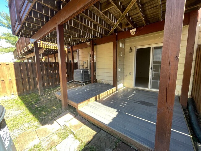 Building Photo - Luxurious And Spacious 3 Bed 2 Bath Brick Townhouse In Tysons Station