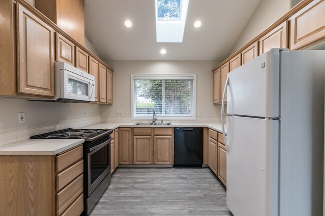Building Photo - 33383 SW Sequoia St