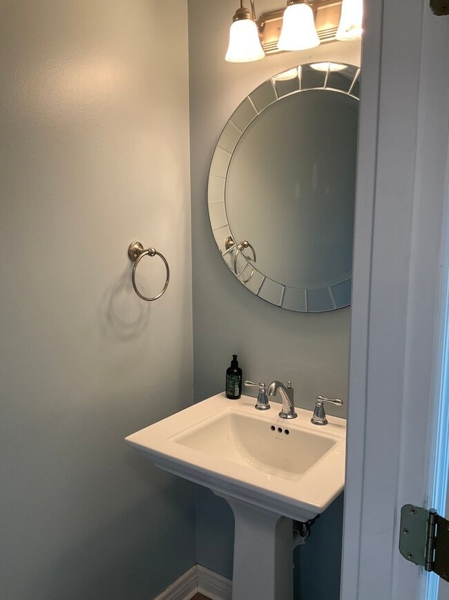 Building Photo - Large 3 Bedroom 2.5 bath townhome with additional finished room.