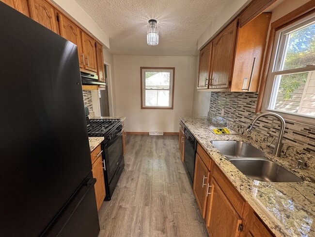 Building Photo - 13506 Bennington Ave